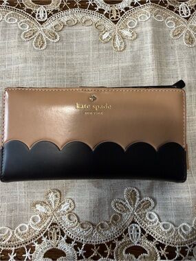 kate spade Two-Tone Scallop Zip Wallet in Black and Tan
